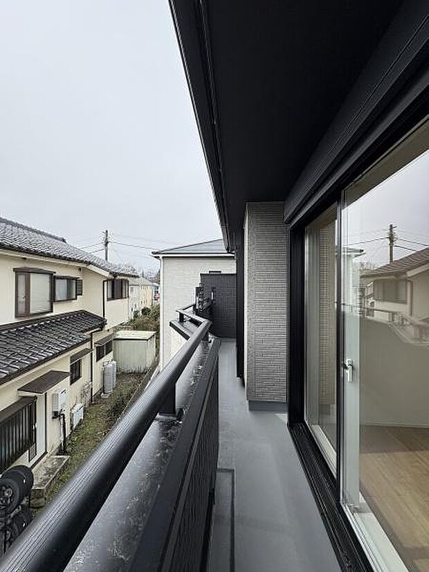 2部屋から出入りできるバルコニー。陽当り・通風良好です。