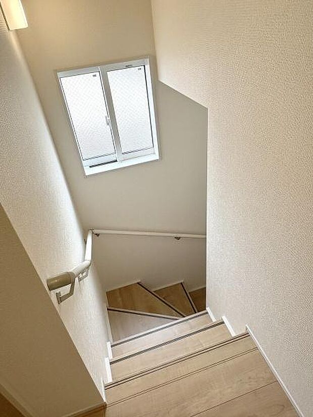 階段には手すりがついているので昇り降りが安心です。窓から明るい光が差し込みます。