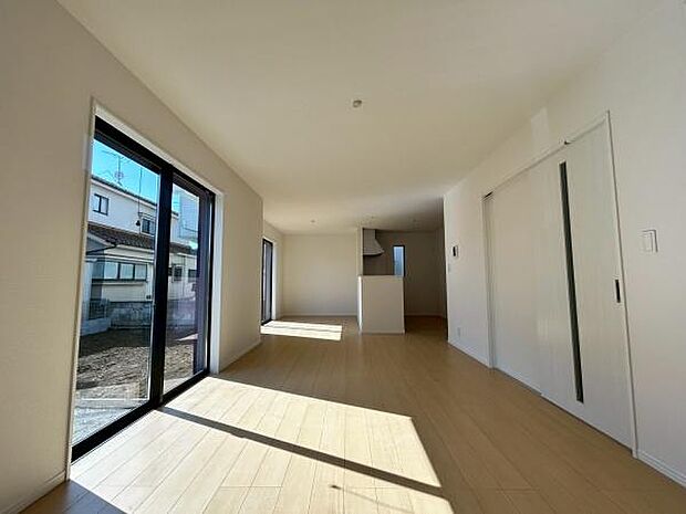 南向きの居心地の良いリビング。19.62帖です。