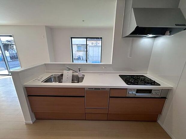 家事をしながらコミュニケーションが取れる対面式キッチン。