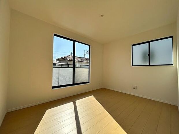 子供部屋におすすめの6帖洋室。こちらもバルコニーに面しており陽当り良好です。