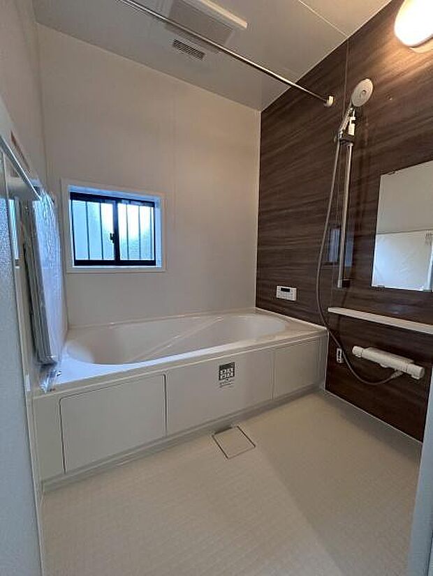 1日の疲れをゆっくりと癒すバスルーム。浴室換気乾燥機つきなので、入浴後の換気だけでなく衣類の乾燥にも重宝します。換気に便利な窓付きです。