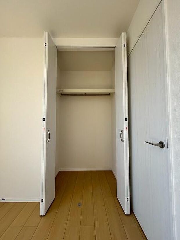 6.75帖洋室内クローゼット。棚付きで小物類もしっかり収納できます。