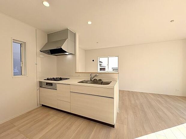 家事をしながらコミュニケーションが取れる対面式キッチン。家族を身近に感じるリビング階段。