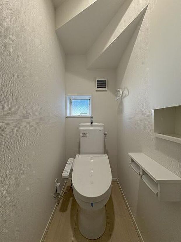 1階・2階にそれぞれ設けられたトイレは温水洗浄便座です。(写真は1階トイレ)