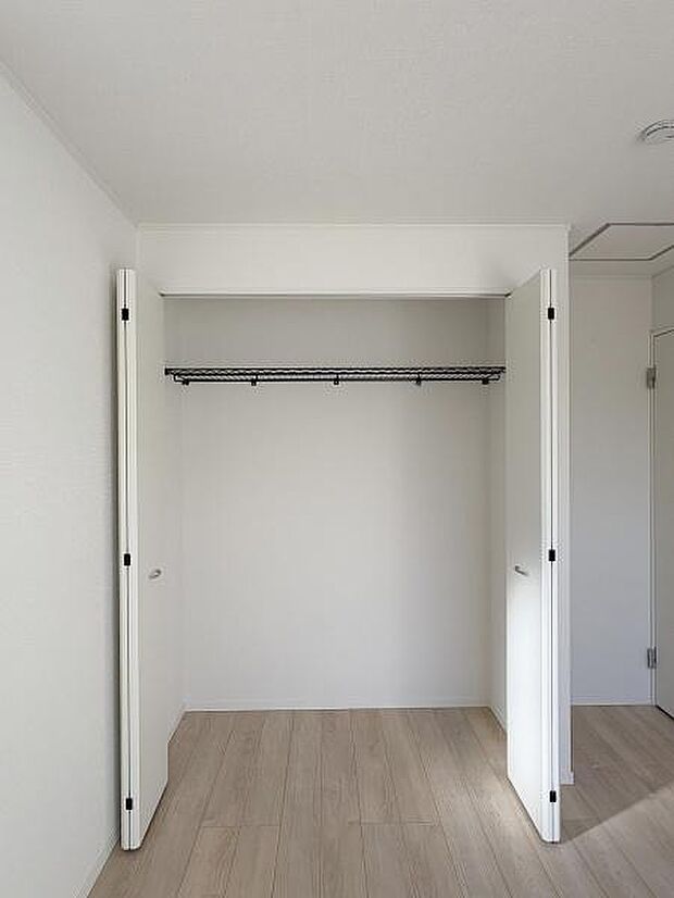 6.7帖洋室内クローゼット。