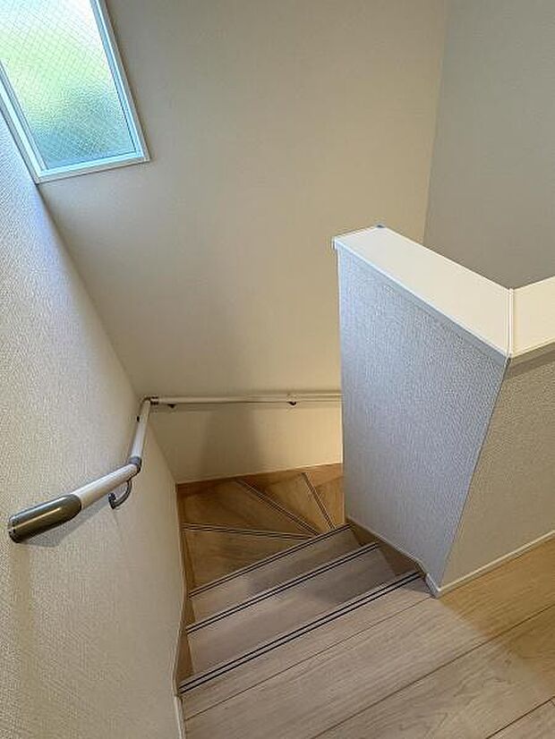 階段には手すりがついているので昇り降りが安心です。