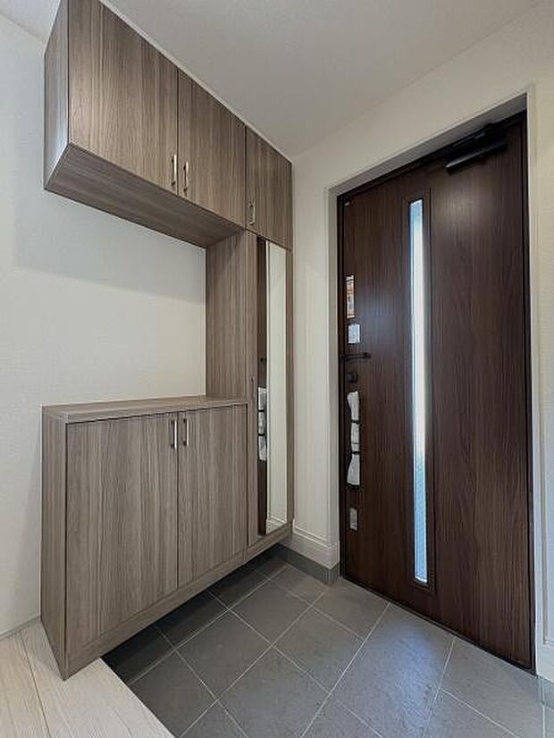 たっぷりと収納できるシューズボックスを備えた玄関内。