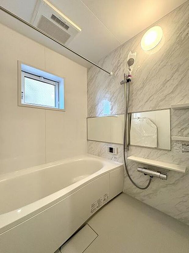 浴室暖房換気乾燥機付きなので冬場も温かく、体温の急激な変化を防ぎます。また、雨の日が続いてもお洗濯物が乾かせます。