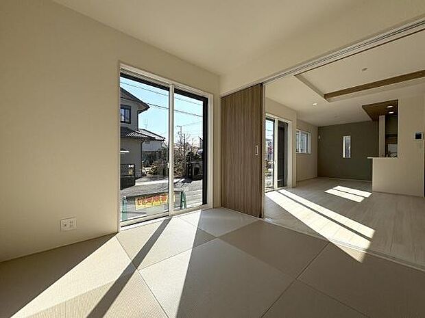 洋風畳がお洒落な和室。収納つきなので寝具やお子様のおもちゃもしまえます。