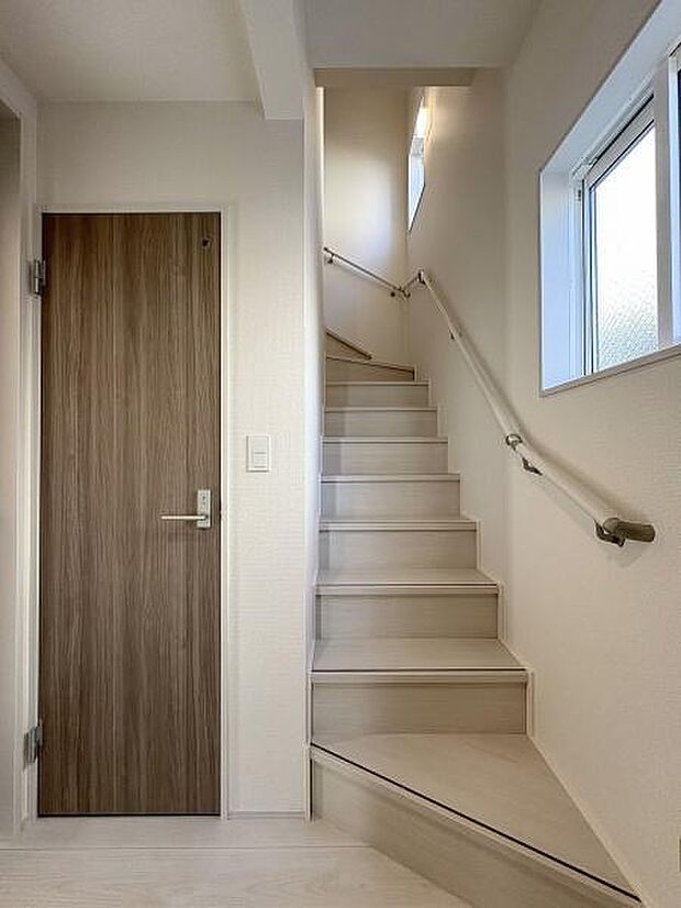 階段には手すりがついているので昇り降りが安心です。