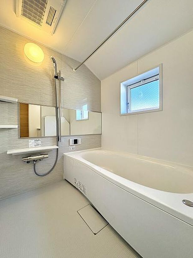 1日の疲れをゆっくりと癒すバスルーム。浴室換気乾燥機つきなので、入浴後の換気だけでなく衣類の乾燥にも重宝します。換気に便利な窓付きです。