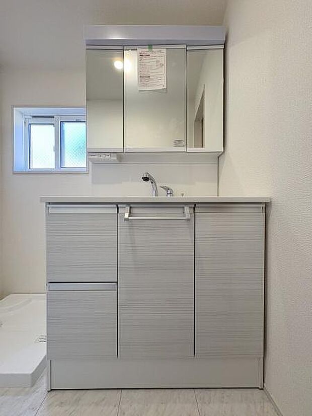 明るさを取り込む窓つきの洗面室。