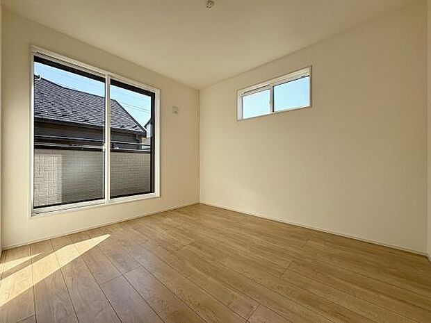 陽当り良好な洋室5.25帖の様子。