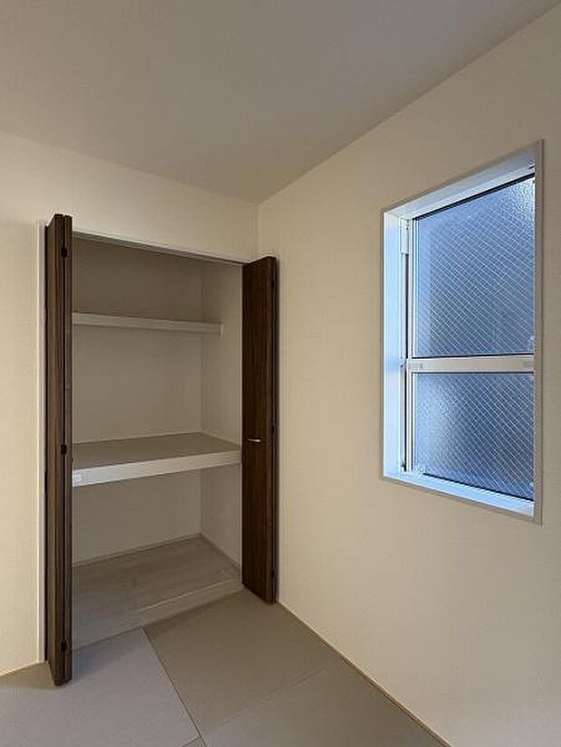 寝具もたっぷりしまえる押し入れタイプの収納です