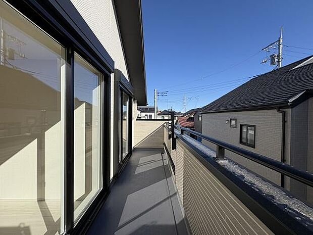 2部屋から出入りできるバルコニー。陽当り・通風良好です。