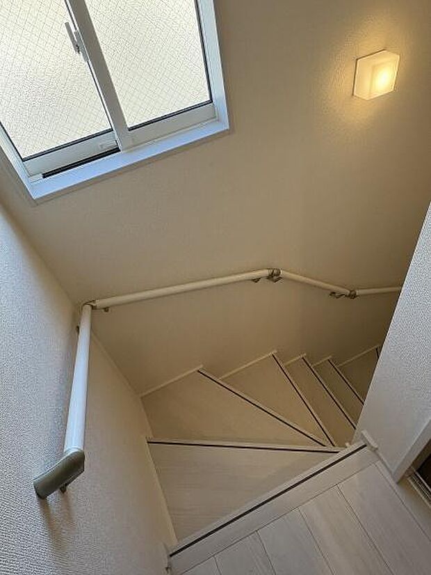 階段には手すりがついているので昇り降りが安心です。