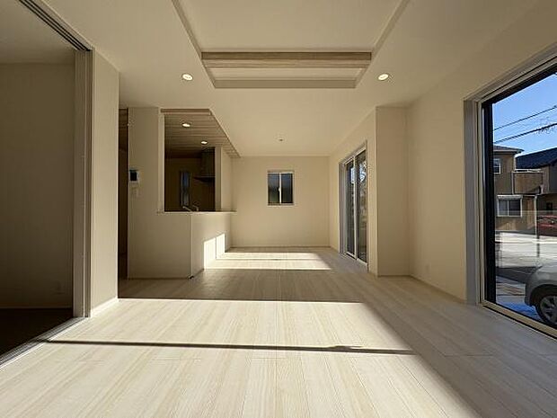 キッチンまで一つにつながる開放感。陽当り良好です。