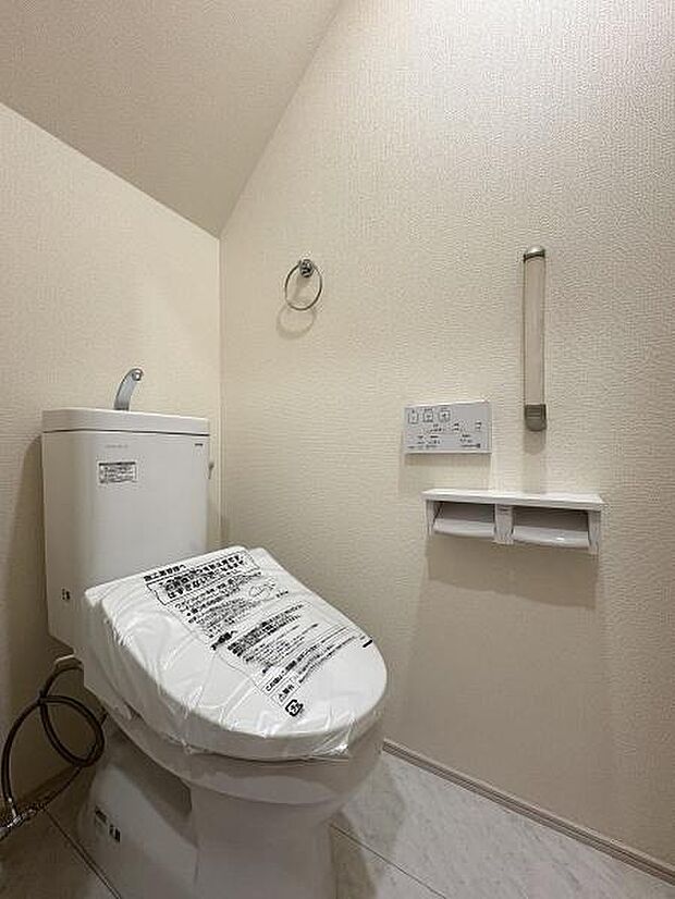 1階・2階にそれぞれ設けられたトイレは温水洗浄便座です。(写真は1階トイレ)