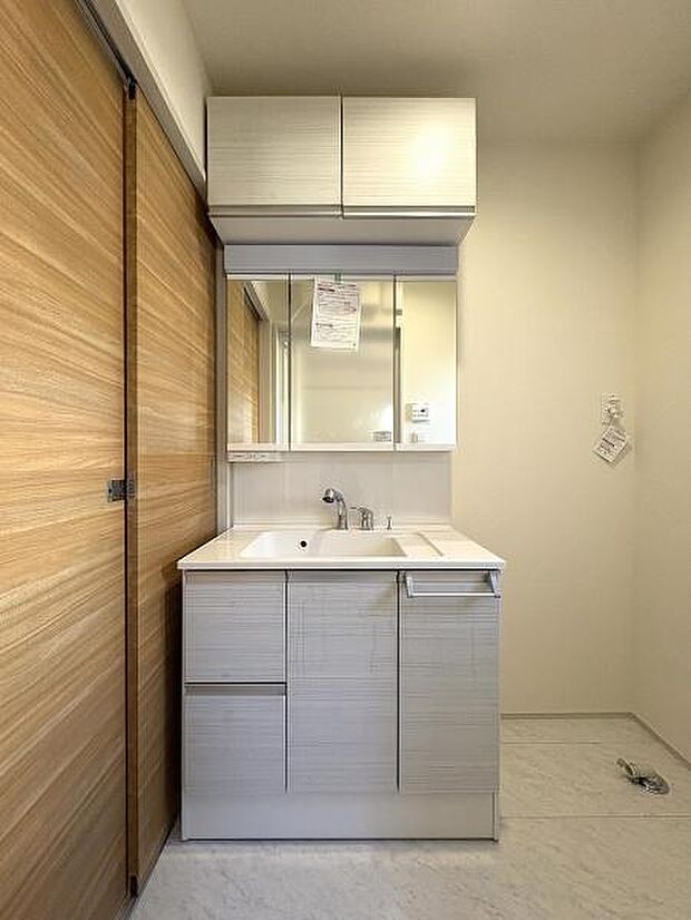 収納豊富な洗面所。備品をすっきりさせることで生活感が出にくくなります。