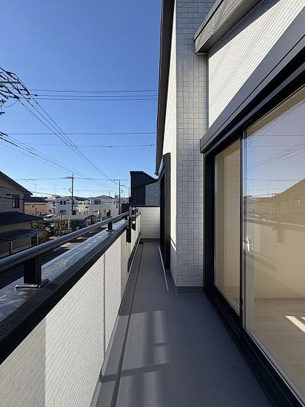 南東向きバルコニー。二部屋から出入りできます。