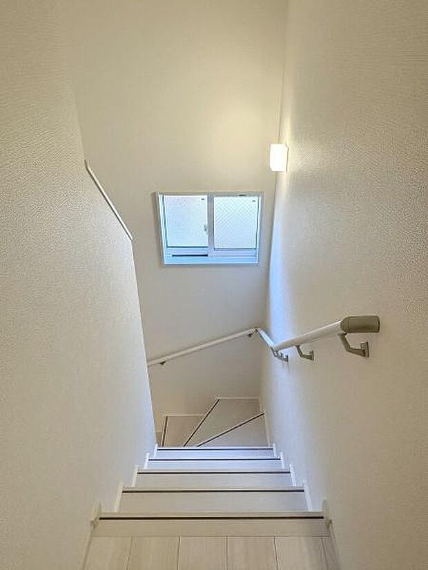 階段には手すりがついているので昇り降りが安心です。