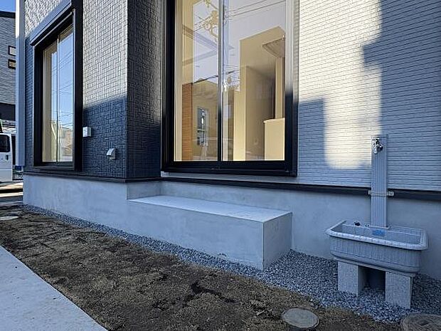 お掃除やガーデニングに便利な外水栓付きです。