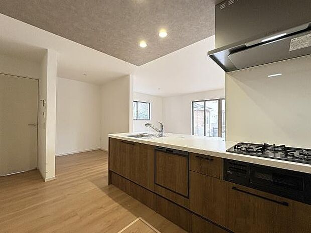 キッチン横にはパントリーとしてもご利用できる広いスペースがございます。