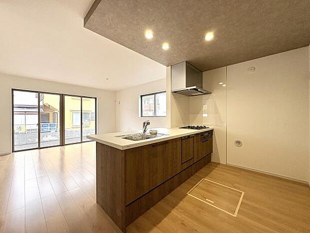 家事をしながらコミュニケーションが取れる対面式キッチン。