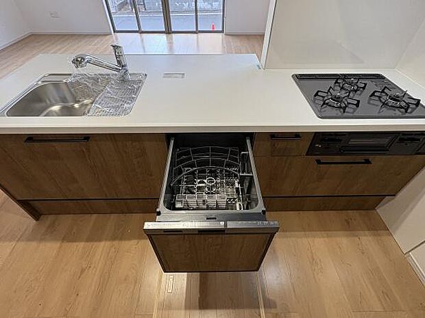 3口タイプのガスコンロで同時調理が可能です。時短&節水に便利な食洗器付き