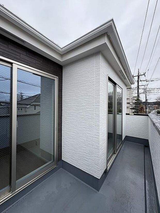 2部屋から出入りできるバルコニー。陽当り・通風良好です。