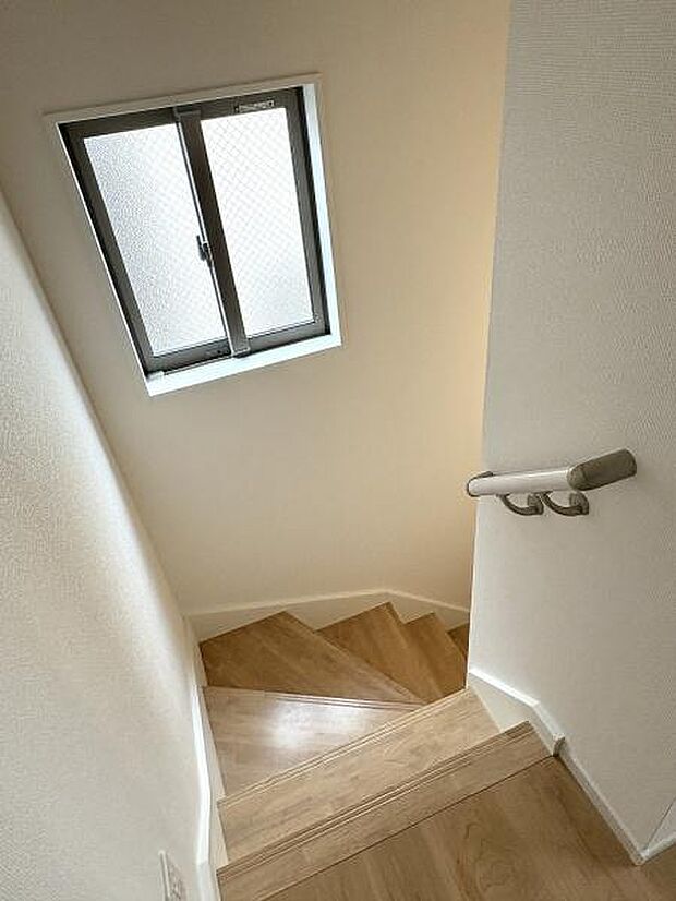 階段には手すりがついているので昇り降りが安心です。窓から明るい光が差し込みます。