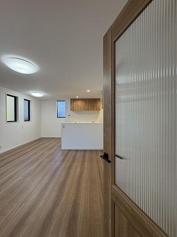 ホールからリビングへの眺め。扉にはデザインガラスを使用しています。