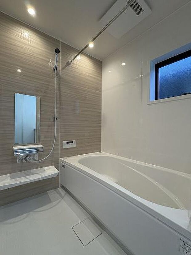 浴室暖房換気乾燥機付きなので冬場も温かく、体温の急激な変化を防ぎます。また、雨の日が続いてもお洗濯物が乾かせます。