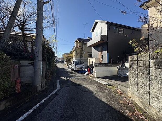 前面道路を含めた現地の様子です。