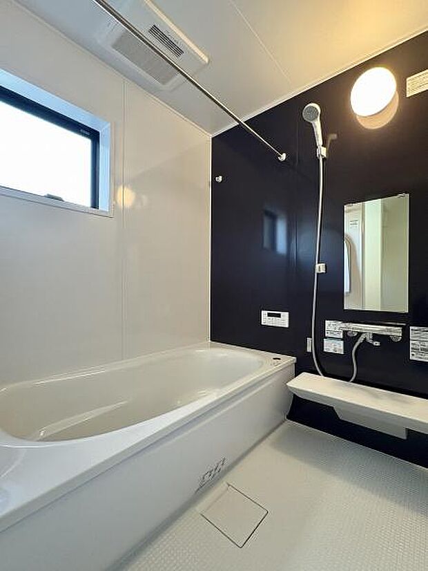 1日の疲れをゆっくりと癒すバスルーム。浴室換気乾燥機つきなので、入浴後の換気だけでなく衣類の乾燥にも重宝します。換気に便利な窓付きです。