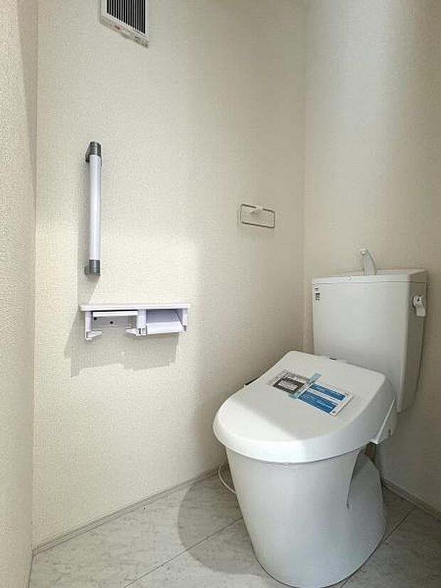 1階・2階にそれぞれ設けられたトイレは温水洗浄便座です。(写真は1階トイレ)