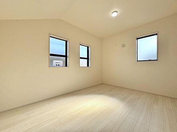 6帖洋室。こちらのお部屋はバルコニーに面していませんが、その分静かにお過ごしいただけます。