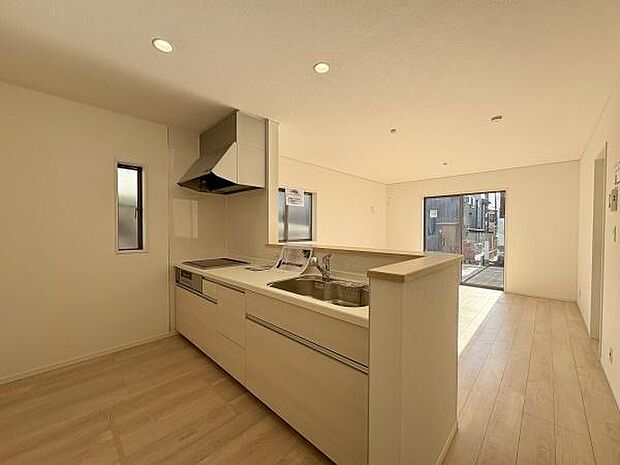 家族みんなで使いやすいシステムキッチン。