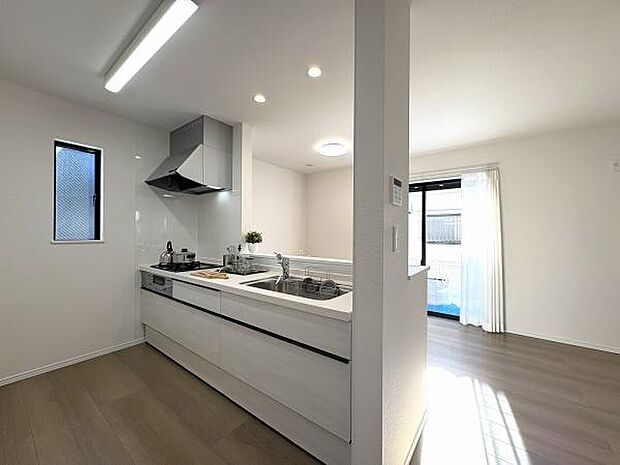 家族みんなで使いやすいシステムキッチン。