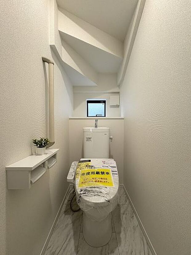 1階・2階にそれぞれ設けられたトイレは温水洗浄便座です。(写真は1階トイレ)