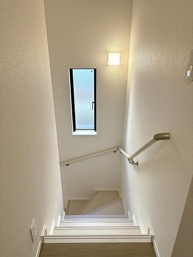 階段には手すりがついているので昇り降りが安心です。