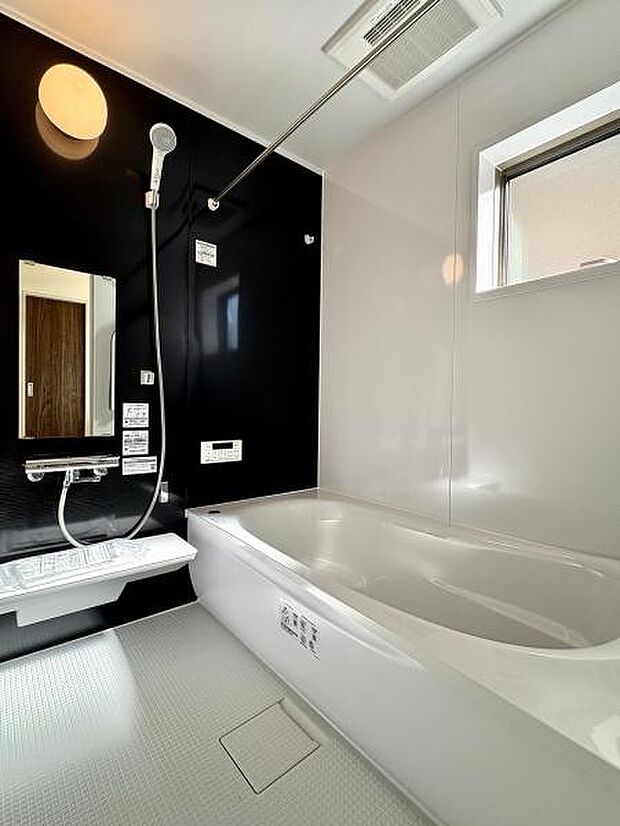 1日の疲れをゆっくりと癒すバスルーム。浴室換気乾燥機つきなので、入浴後の換気だけでなく衣類の乾燥にも重宝します。換気に便利な窓付きです。