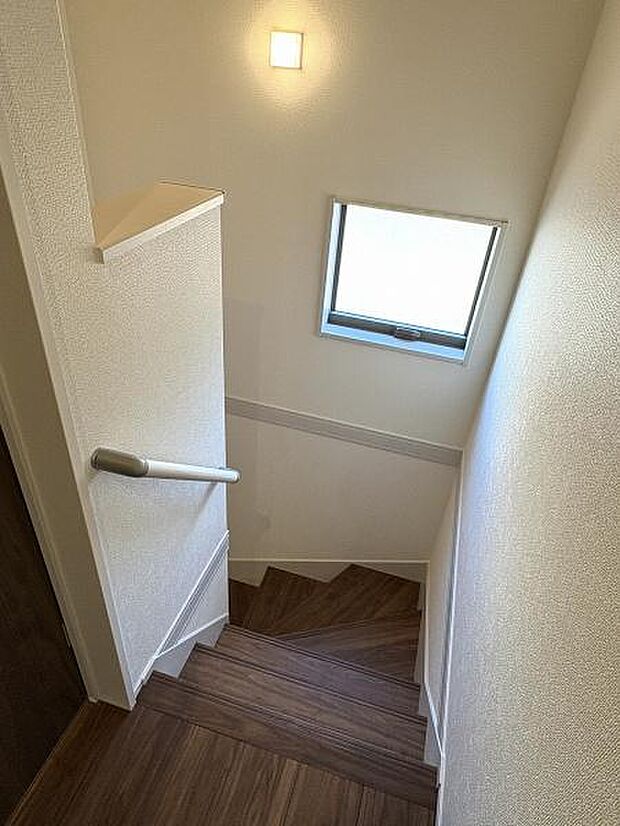 階段には手すりがついているので昇り降りが安心です。窓があるので明るさもあります。