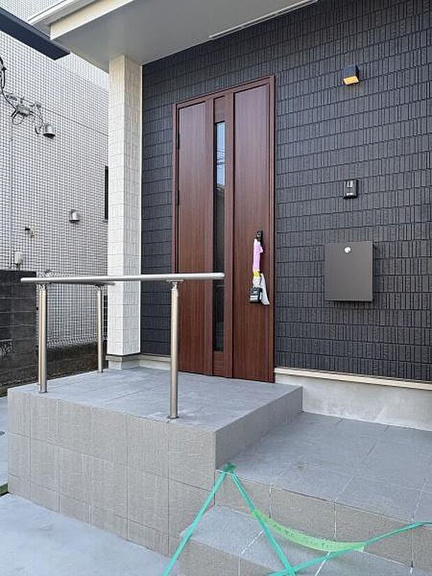 玄関外の様子です。モニターカメラ付きのインターホンで訪問者が確認できます。