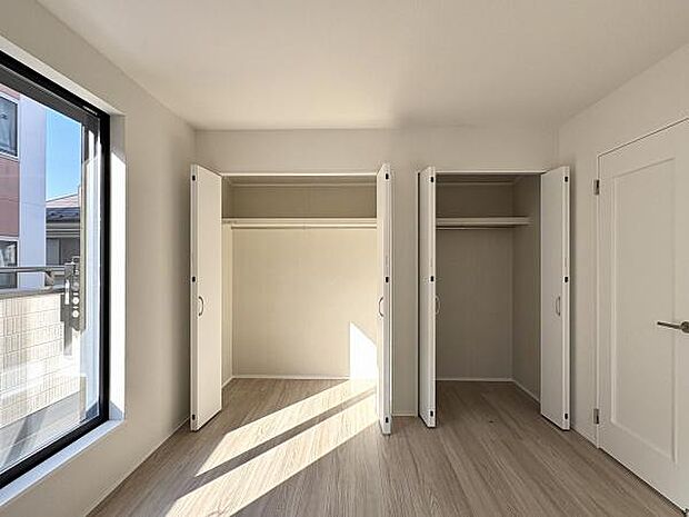 7.87帖のお部屋には二つのクローゼットが設置されています。使う人や季節ごとに整理できるので大変便利です。