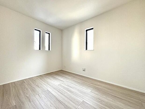 6帖洋室。こちらのお部屋はバルコニーに面していませんが、その分静かにお過ごしいただけます。