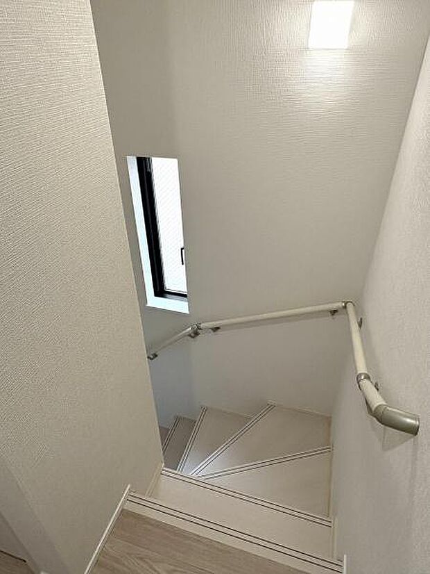 階段には手すりがついているので昇り降りが安心です。