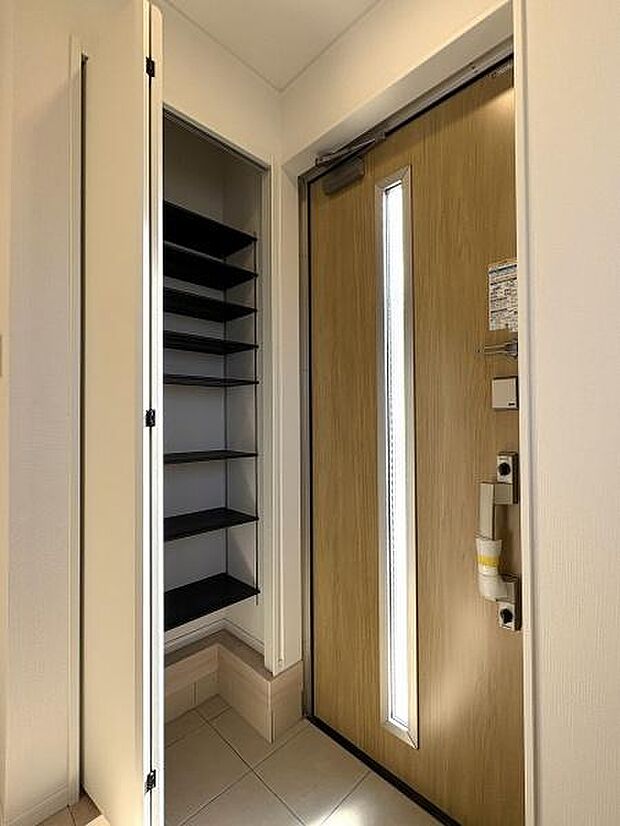 たっぷりと収納できるシューズボックスを備えた玄関内。