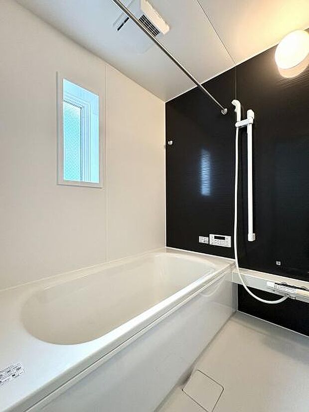 浴室暖房換気乾燥機付きなので冬場も温かく、体温の急激な変化を防ぎます。また、雨の日が続いてもお洗濯物が乾かせます。